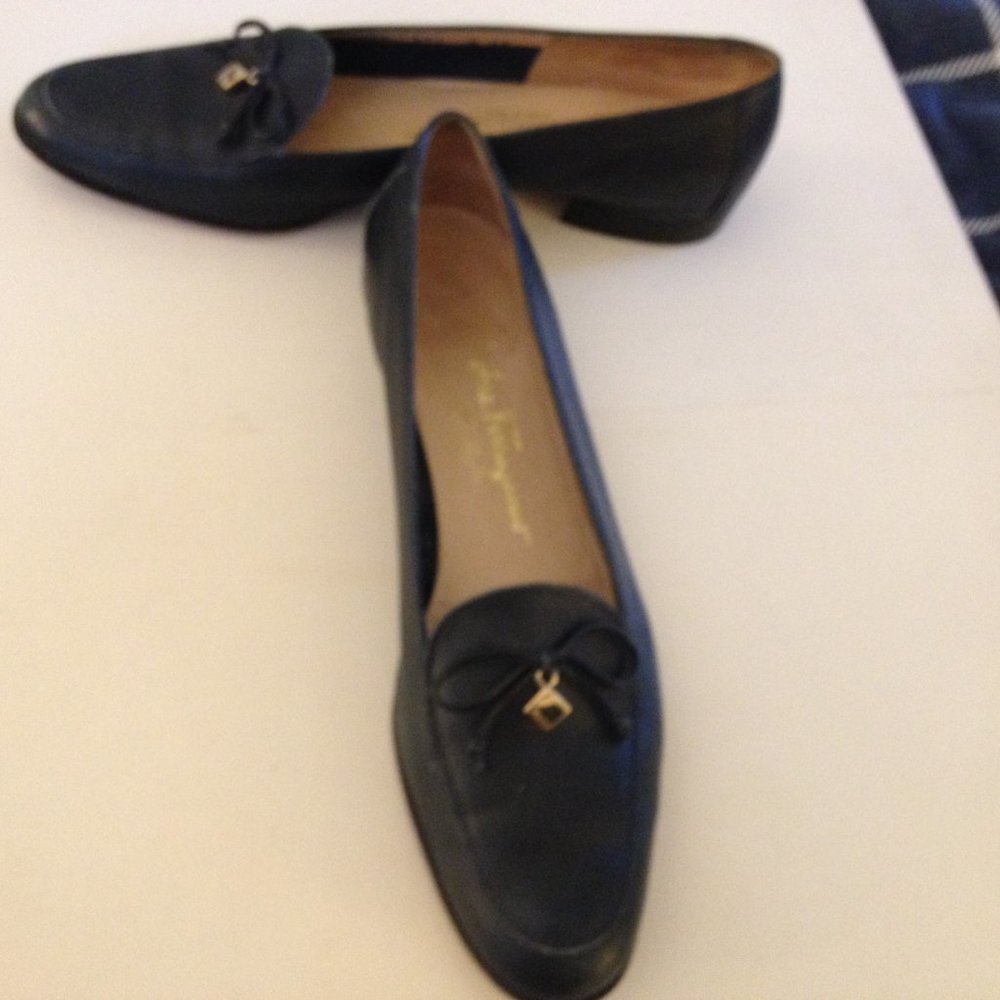 Ferragamo 9 Narrow Leather  Navy Flats Leather